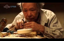 Japoński rzemieślnik tworzący z drewna precyzyjnie wyważone bączki do kręcenia