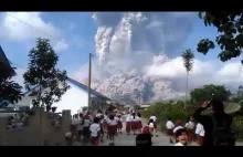Erupcja wulkanu Sinabung, kompilacja ujęć - 19/02/2018