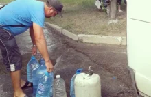 W Ługańsku ludzie zbierają wodę pitną z powierzchni ulicy [ FOTO]