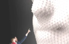 Kinetyczna fasada w Soczi pokazująca gigantyczne twarze w 3D