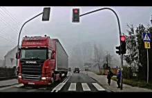 Rozpędzona ciężarówka przejeżdża na czerwonym świetle tuż przed dziećmi.