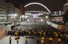 Rzeka 70tys fanów opuszcza stadion Wembley Stadium