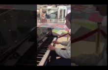 Niesamowita gra na pianinie w galerii handlowej. Rosja