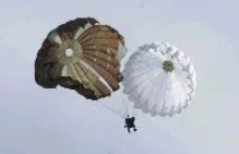 Pierwsze ratowanie na spadochronie zapasowym