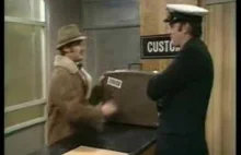 Monty Python - Przemytnik skecz napisy PL