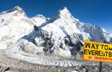 Mount Everest - ogromna kolejka w "strefie śmierci". Dwie osoby nie żyją