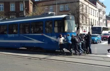 Kraków. Tramwaj nie mógł ruszyć dalej, więc pasażerowie go... przepchnęli