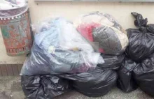 Włochy: "uchodźcy" wyrzucają ubrania, bo twierdzą, że nie są one modne!