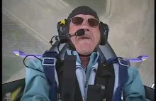 Fajny filmik ukazujący twarz pilota samolotu abrobatycznego