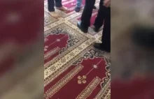 Policjanci weszli do meczetu w butach. Granica między prawem a religią