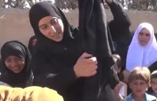 [ENG] Syryjskie kobiety palą burki po wyzwoleniu miasta z rąk ISIS.