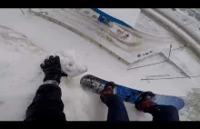 Snowboardzista prawie spada ze skarpy.
