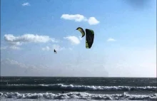 Kitesurfing , skok a raczej lot , na helu.