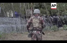 Węgierska policja rozpędza tłum imigrantów szturmujący bramę na granicy z...