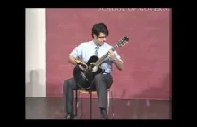 Niesamowity gitarzysta pokazuje umiejętności