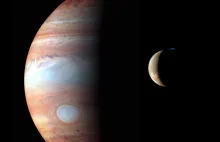 Jowisz i jego księżyc Io. Mała, czerwona kropka to wulkan.