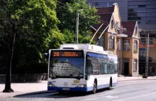 Umysłowo chory recytuje poezje w trolejbusie.