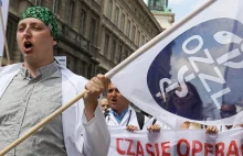 Młodzi lekarze chcą podwyżek! Około 1,5 tys osób protestuje w Warszawie