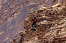 Frank Zapata leci na swojej desce Flyboard Air 100 km/h i podziwia widoki