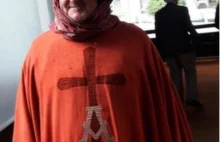 Merkelistan Niemiecki kapłan protestuje przeciw przeciwko partii AfD...