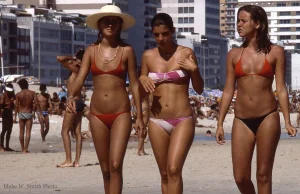Kolorowe zdjęcia z lat 70 ukazujące życia na plaży w Rio