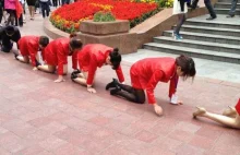 Chińscy pracownicy zasuwają na kolanach podczas treningu [ENG]