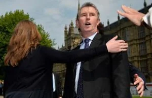 Znany brytyjski polityk który gwałcił mężczyzn wreszcie zrezygnował z posady