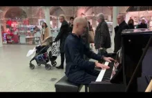 Przebrany pianista koncertowy