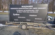 Baner na lawecie przed Muzeum na Majdanku. "Uznałem, że należy to napisać...