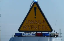 Śmiertelny wypadek pod Łowiczem. Mercedes uderzył w wiadukt kolejowy.