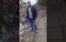 Inżynierzy kradną kwiaty złożone w celu upamiętnienia zamachu w Manchesterze.