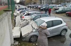 Mur runął na parkingu. Uszkodził ponad 20 aut