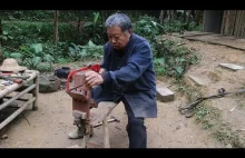 Chiński mistrz robi krzesełko dla chińskiego dziecka.