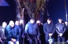 We Lwowie Berkut na kolanach prosił publicznie o wybaczenie.