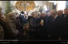 Prezes Jarosław Kaczyński przyjmuje tajemniczą kopertę po mszy