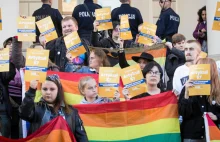 Radni PiS, wojewoda i ksiądz straszą sodomickim terrorem i gejami z Niemiec