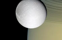 Satelita NASA odkrył tlen wokół jednego z księżyców Saturna, Dione