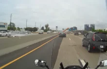Motocyklista vs odłamki na ulicy