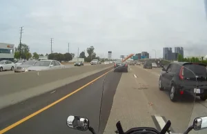 Motocyklista vs odłamki na ulicy