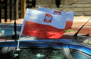 Tysiące flag na autach i nowa moda - ubranka na lusterka. Kierowców ogarnął...