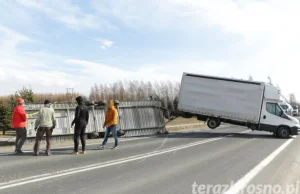 A mówi się, że wieje jak w Kieleckim. Na Podkarpaciu wiatr zepchnął lawetę w rów