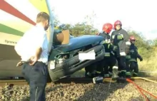 GORZÓW WLKP: Samochód wjechał pod pociąg. Dwie osoby nie żyją (zdjęcia)...