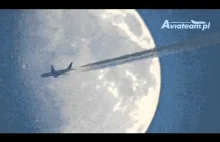 Piękne ujęcie samolotu na tle księżyca