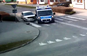 Punkty i mandat dla policjanta za kolizję na pasach