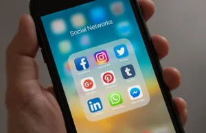 Ekspert: Zaczynamy ograniczać korzystanie z mediów społecznościowych