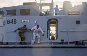 Migranci uciekali ze statku, który ich uratował, chcieli dostać się na niemiecki