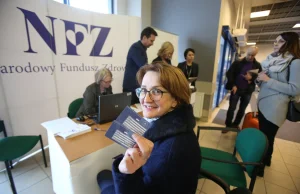 NFZ drukuje od ręki karty ubezpieczenia EKUZ na lotnisku w Pyrzowicach