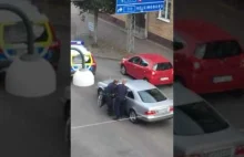 Szwecja: policja wyciąga muzułmankę z samochodu.