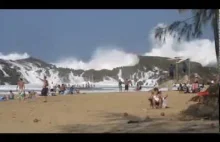 Wysokie fale uderzają w pobliską plażę