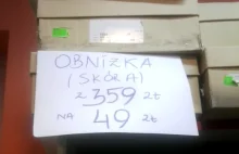 Idę sobie z kobietą na zakupy do obuwniczego i